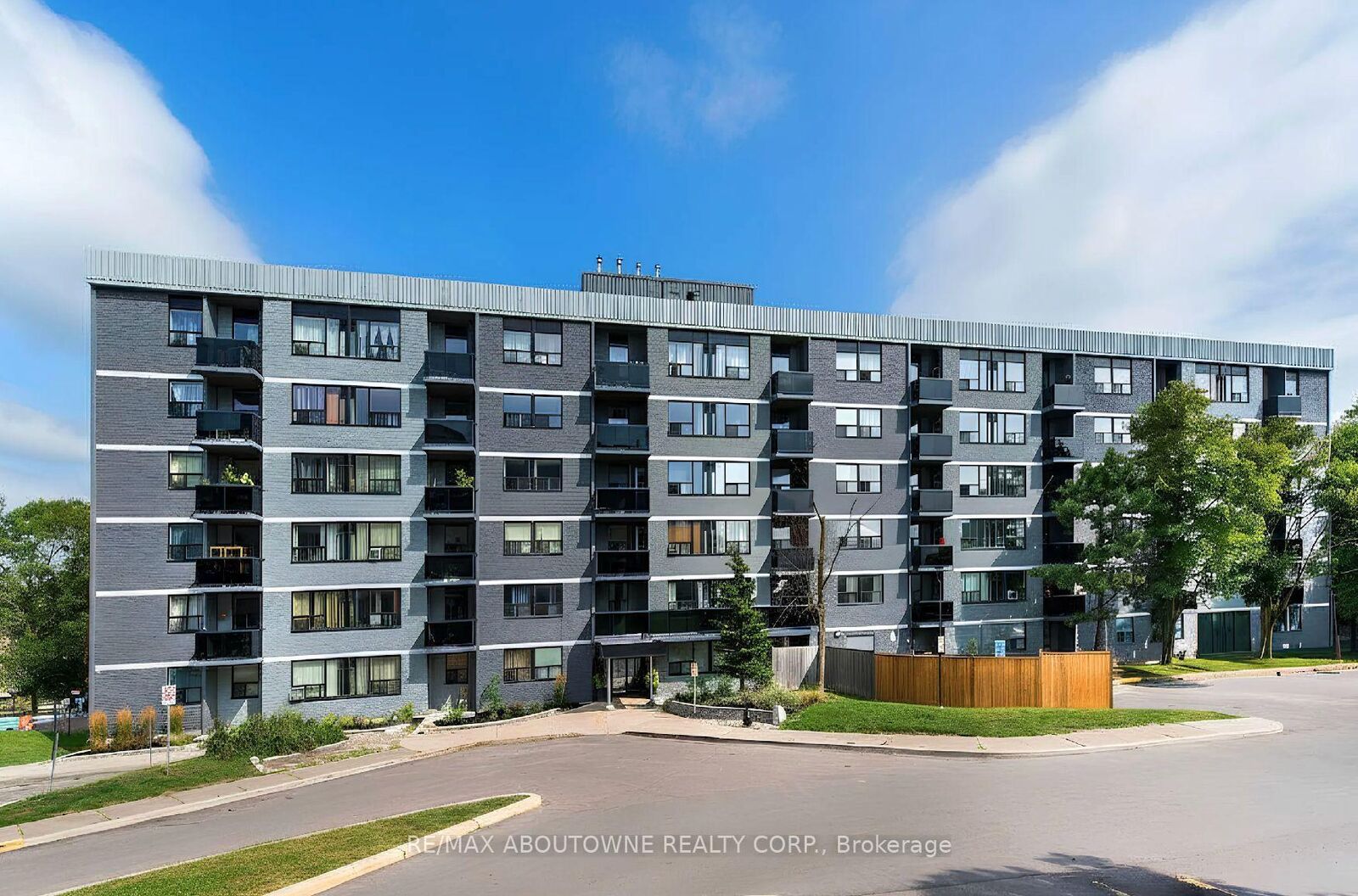 Property Photo: 147 Wellington Street W 614 ON L4G 2N9