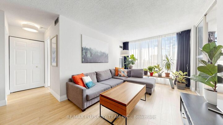 Property Photo:  22 Southport Street 437  ON M6S 4Y9 