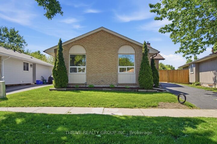 15 Renny Crescent — photo 1