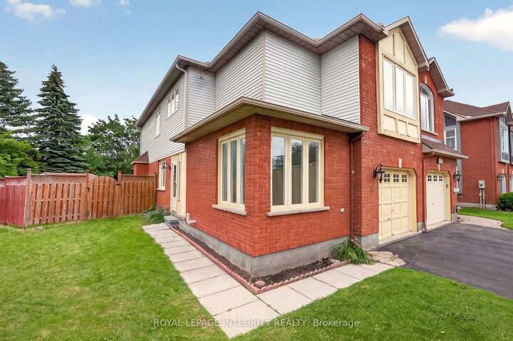 Property Photo:  137 Hunterswood Crescent  ON K1G 5W1 