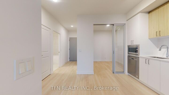 Property Photo:  30 Upper Mall Way 2104  ON L4J 0L7 