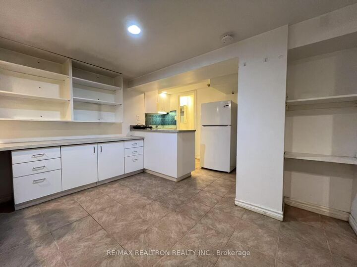 Property Photo:  108 Admiral Road 6  ON M5R 2L6 