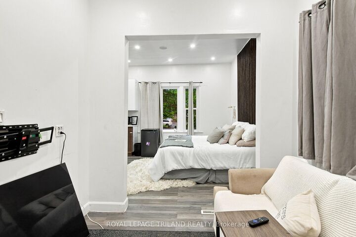 Property Photo: 650 Oxford Street E ON N5Y 3J4