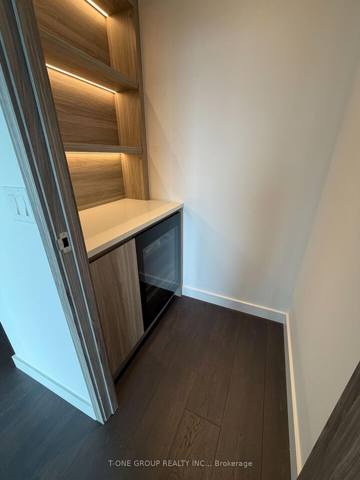 Property Photo:  68 Esther Shiner Boulevard 3006  ON M2K 0J6 