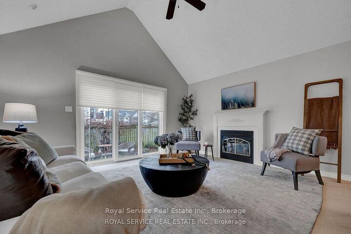 Property Photo: 350 Lakebreeze Drive 5 ON L1B 0A2
