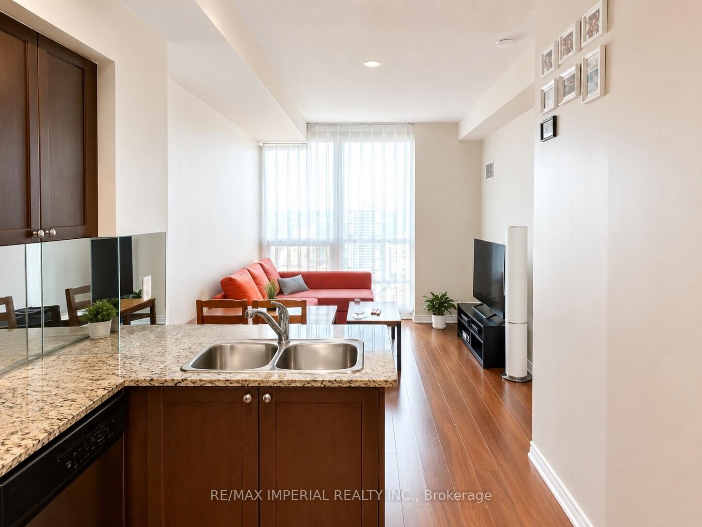 Property Photo: 761 Bay Street 3304 ON M5G 2R2