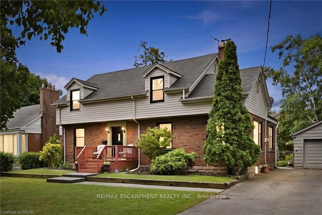 Property Photo: 938 Cloverleaf Drive ON L7T 3Y9