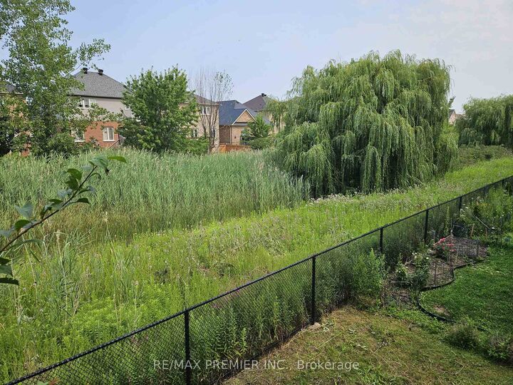 Property Photo: 745 Farmstead Drive 12 ON L9T 8B1