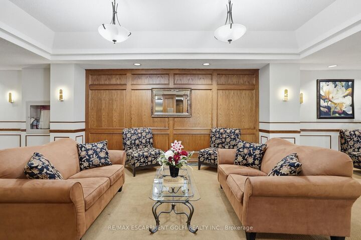 7 Gale Crescent B3 — photo 1