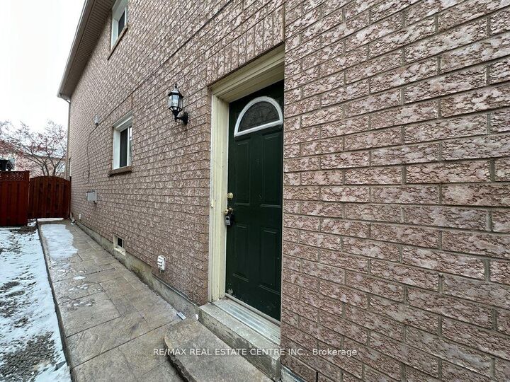 Property Photo:  5418 Loonlake Avenue Bsmt  ON L5V 2E1 