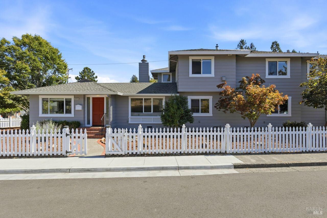 Property Photo: 2044 Hawthorne Court CA 95404