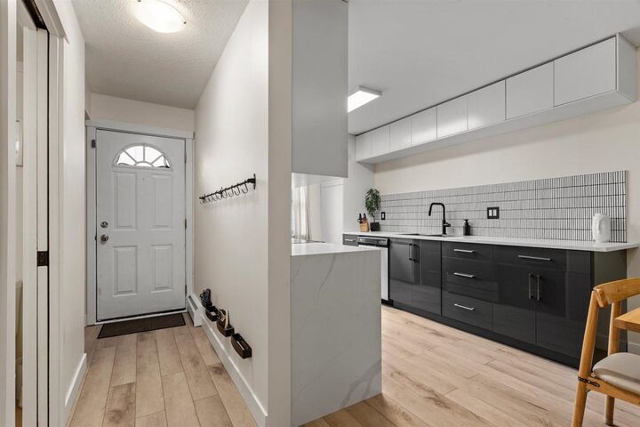 Property Photo: 33293 E Bourquin Crescent 4 BC V2S 1Y2