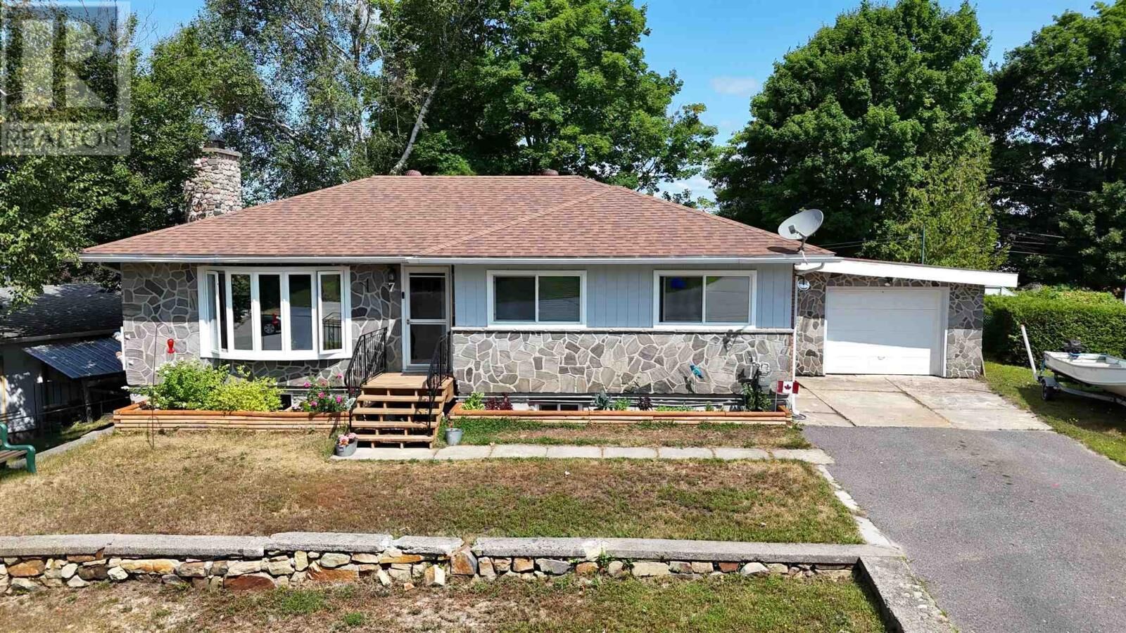 Property Photo: 7 Holt Pl ON P5A 1V3