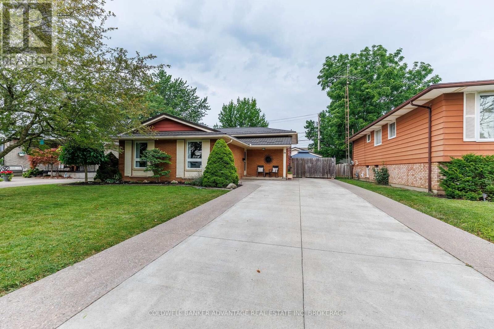 Property Photo: 74 Pinehurst Drive ON L3C 3J1