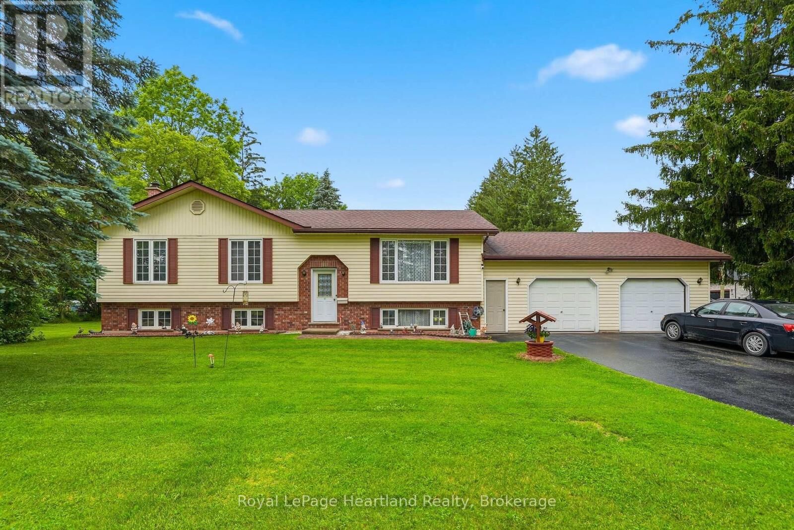 Property Photo: 947 Caroline Street ON N0G 1C0