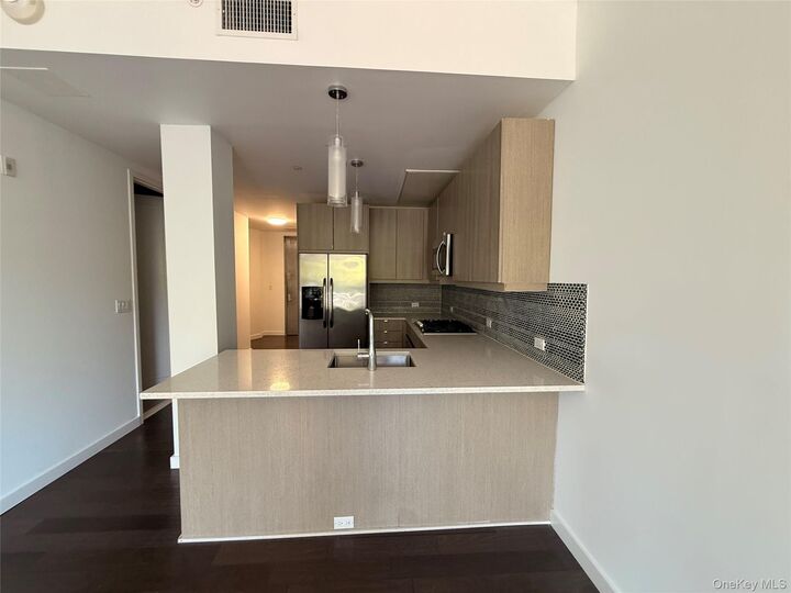 Property Photo:  250 S Central Park Avenue 3A  NY 10530 