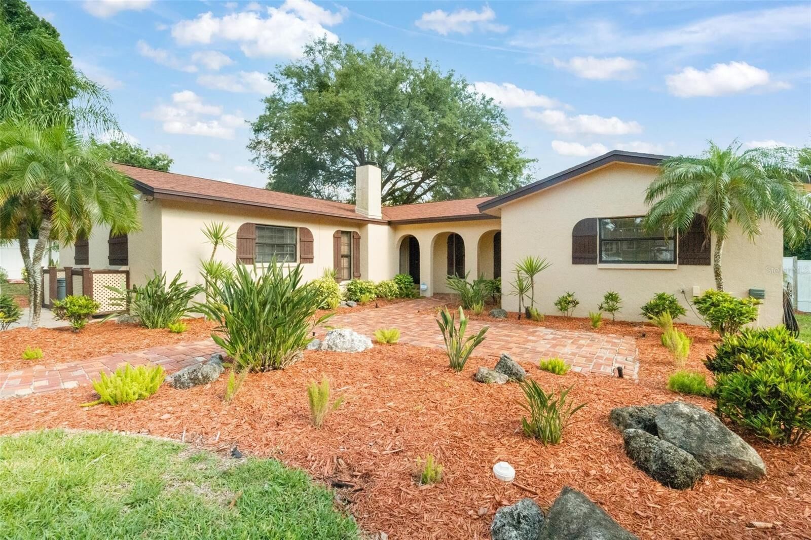 Property Photo:  806 Sparrow Avenue  FL 34683 