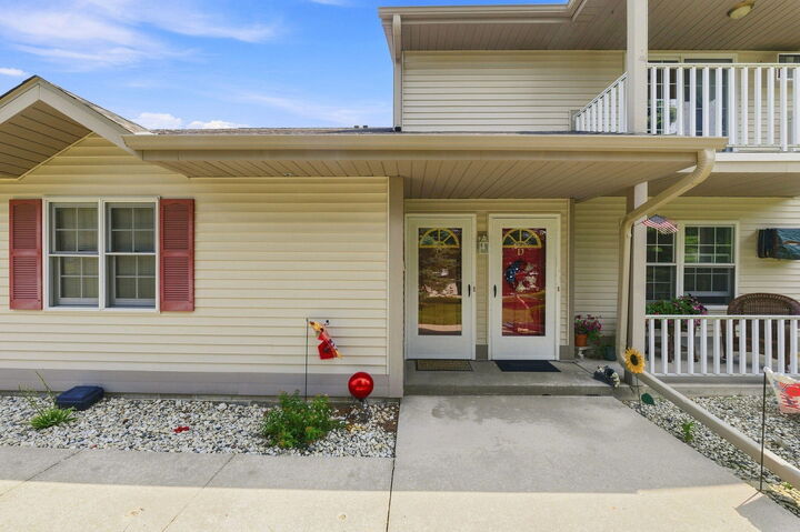 Property Photo:  820 Devonshire Ln  WI 53090 
