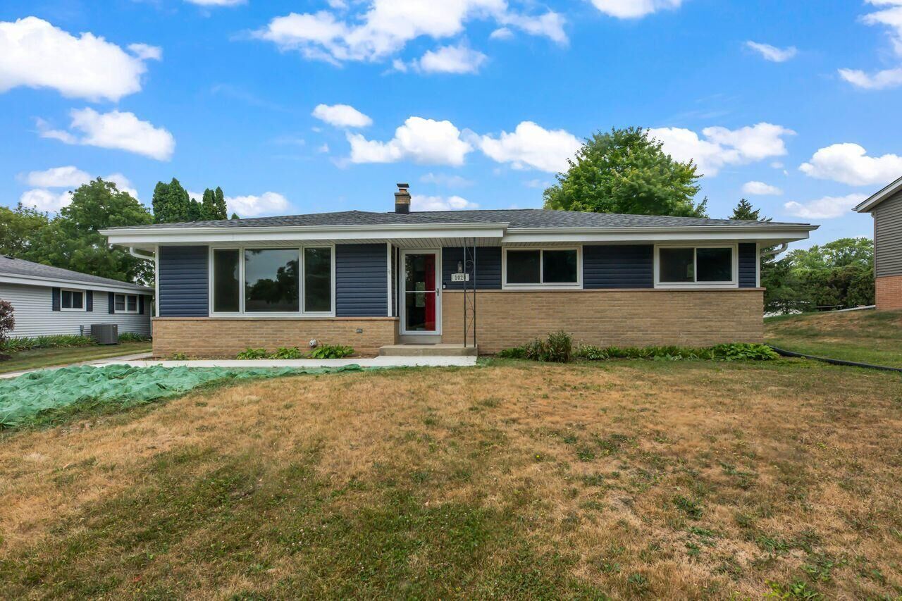 Property Photo:  1020 Lilac Ln  WI 53072 