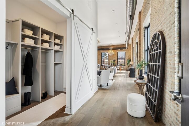 Property Photo: 401 N Aberdeen Street 4S IL 60642