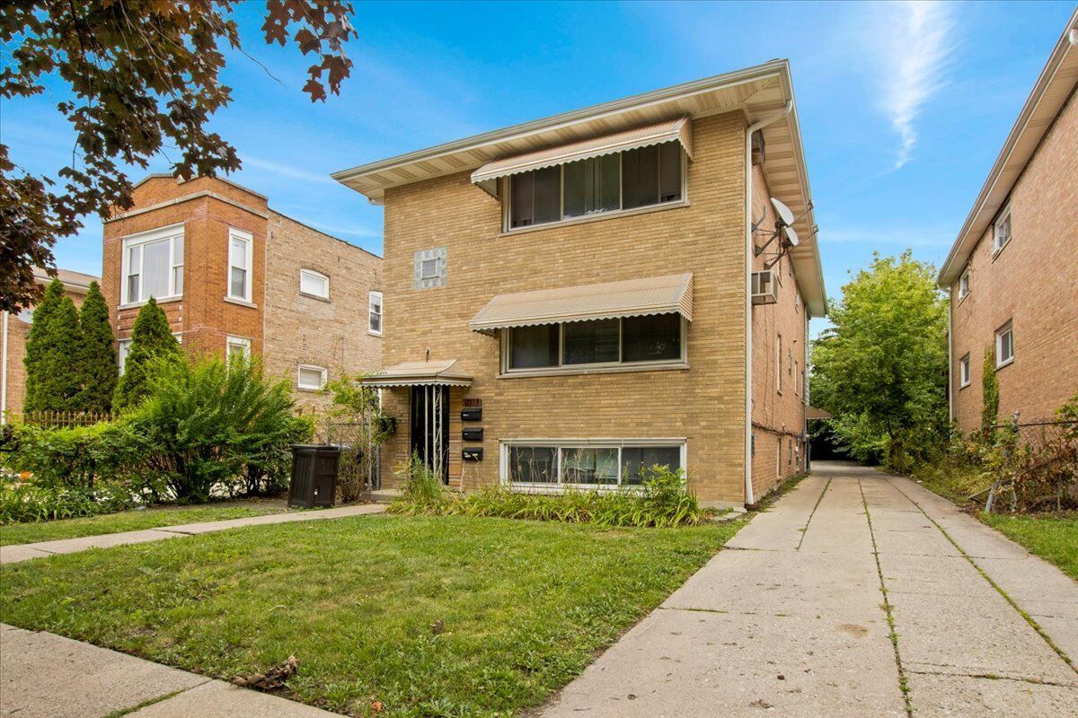 Property Photo:  1017 S 14th Avenue 1  IL 60153 