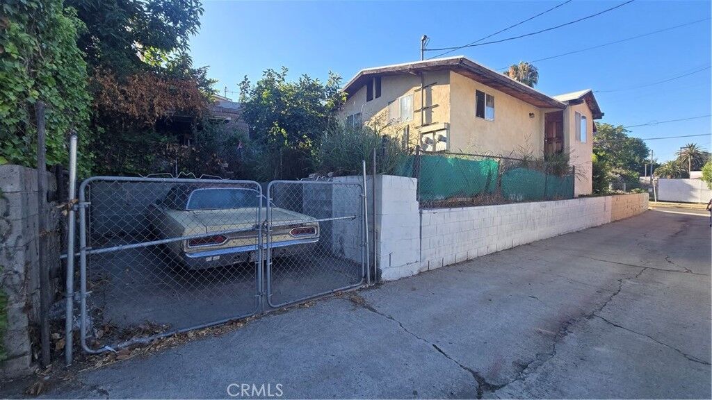 Property Photo:  2118 Scott  CA 90026 