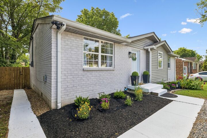 Property Photo: 3236 Briarwick Dr TN 37218