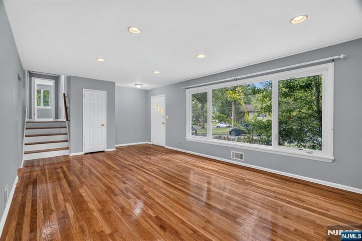 Property Photo:  11 Lockwood Lane  NJ 07624 