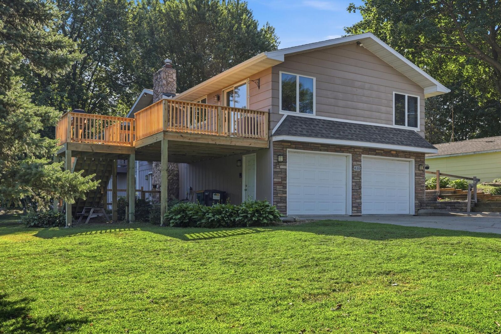 Property Photo:  620 Maple Street  MN 55325 