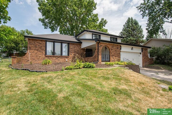 Property Photo: 511 S 150th Circle NE 68154