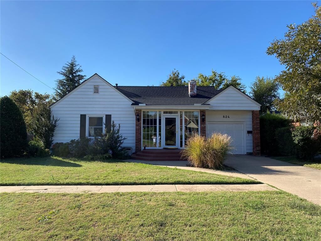 Property Photo:  824 E Elm Street  OK 73521 