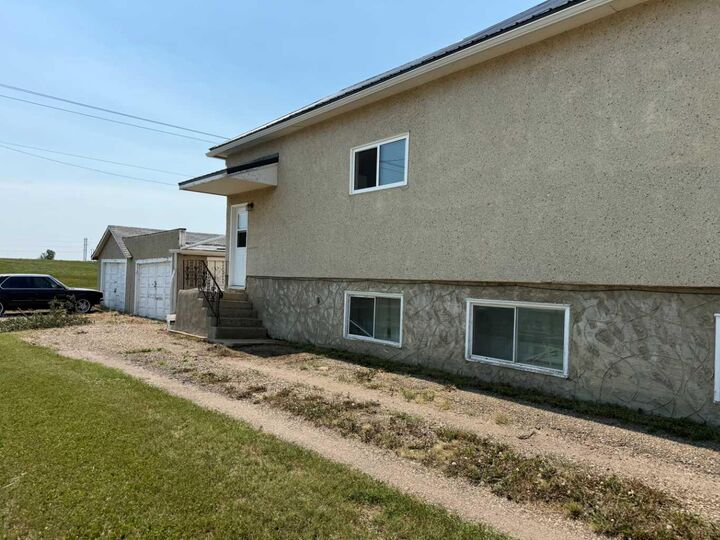 Property Photo: 3 Oak Avenue W AB T1R 0A3