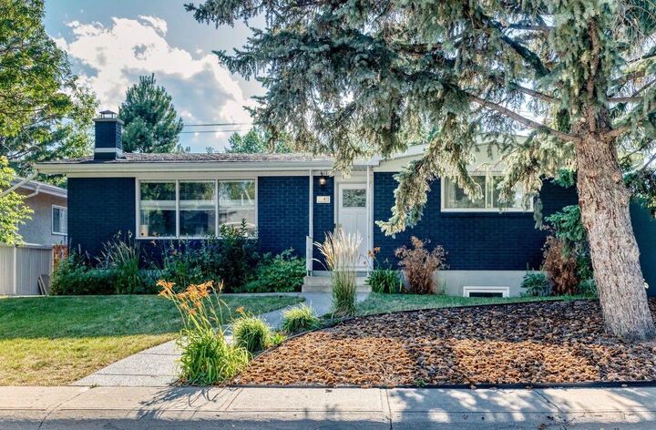 Property Photo: 411 Woodland Crescent SE AB T2J 1J7