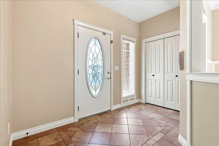 Property Photo: 9335 Lakeshore Court AB T8X 1S4
