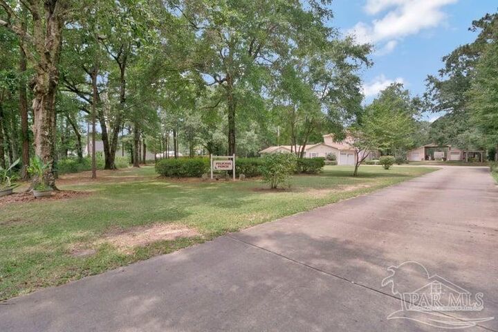 Property Photo: 6242 Foxglove Rd FL 32570