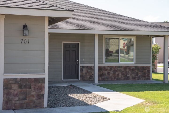 Property Photo: 701 S Shumard Street WA 98926