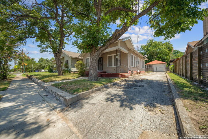 Property Photo: 906 S Gevers St TX 78210