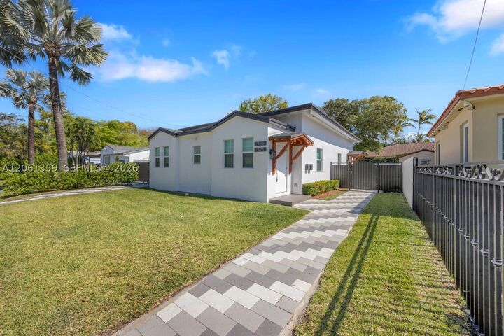 Property Photo:  2426 SW 25th St 2426  FL 33133 