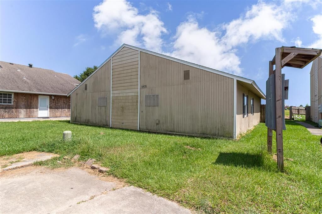Property Photo: 1835 Fox Run Drive LA 70605