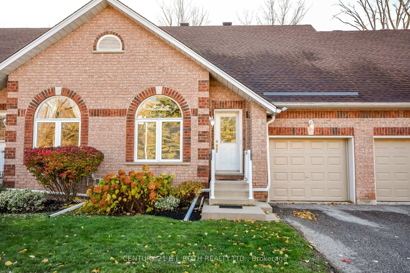Property Photo:  358 Little Avenue 3  ON L4N 2Z6 