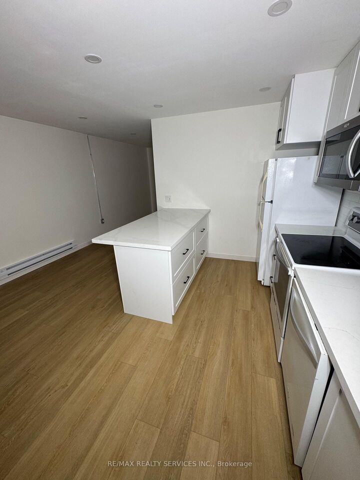 Property Photo:  16 East Avenue 8  ON N3S 3L1 