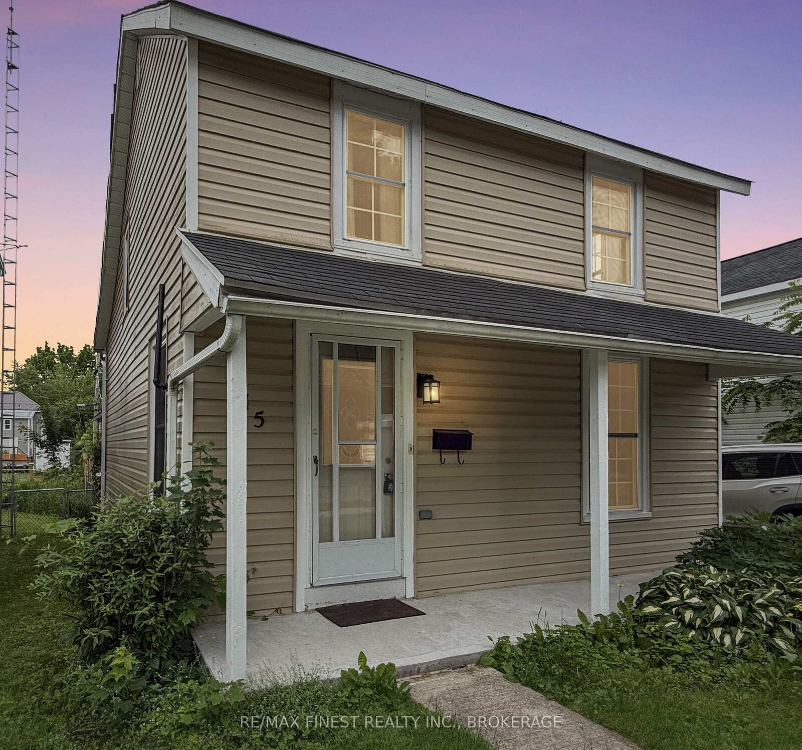 Property Photo:  215 Brock Street  ON K7G 1G5 