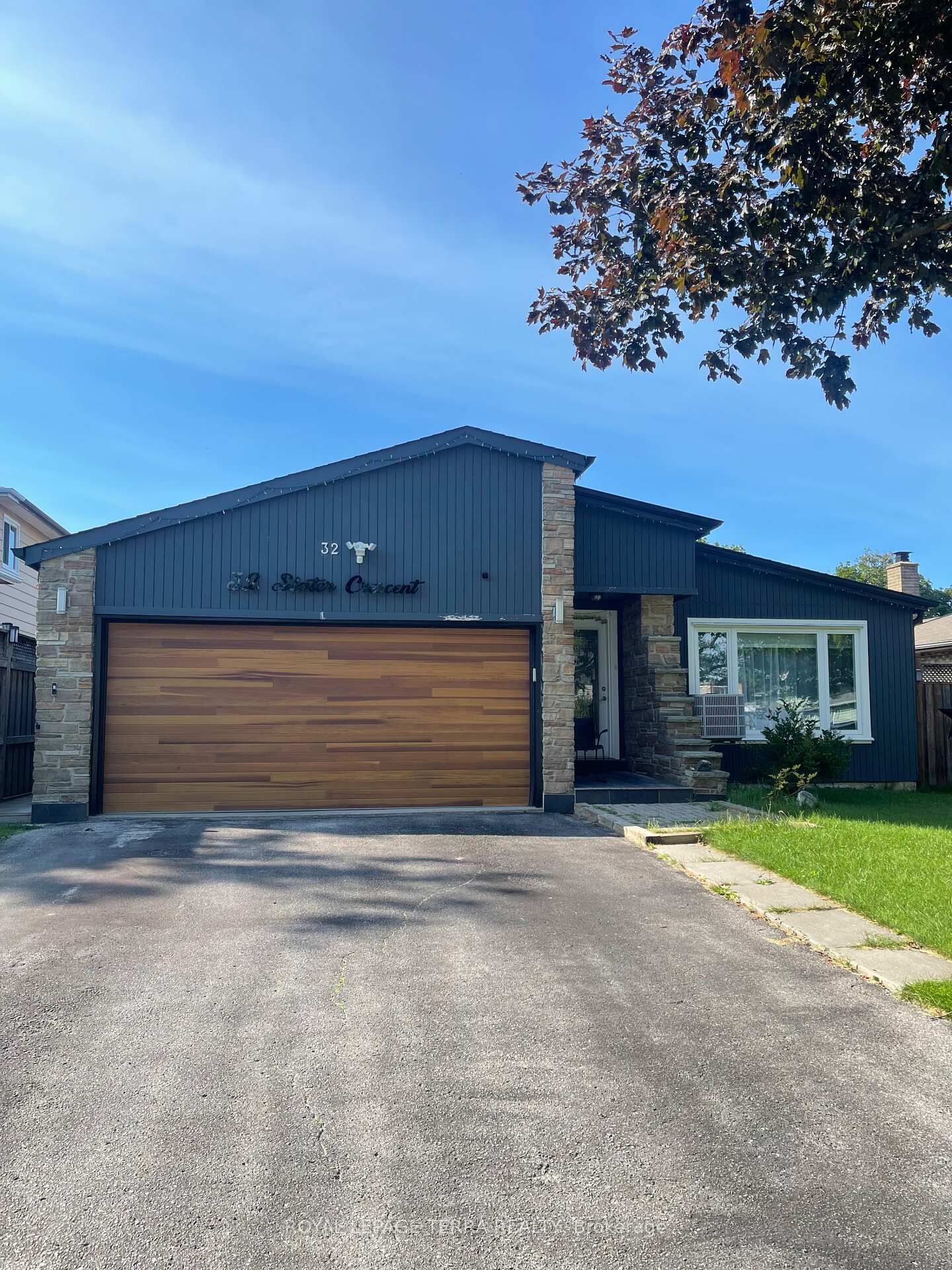 Photo de la propriété: 32 Slater Crescent ON L1S 3J3