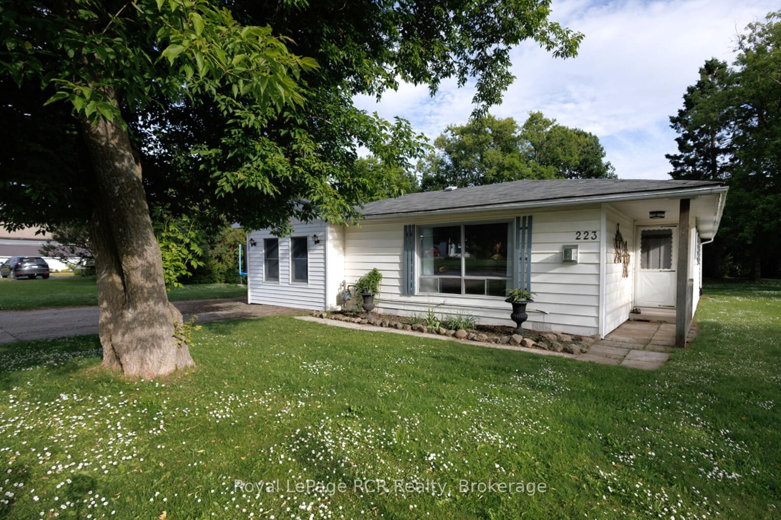 Property Photo:  223 Division Street  ON N0H 2T0 