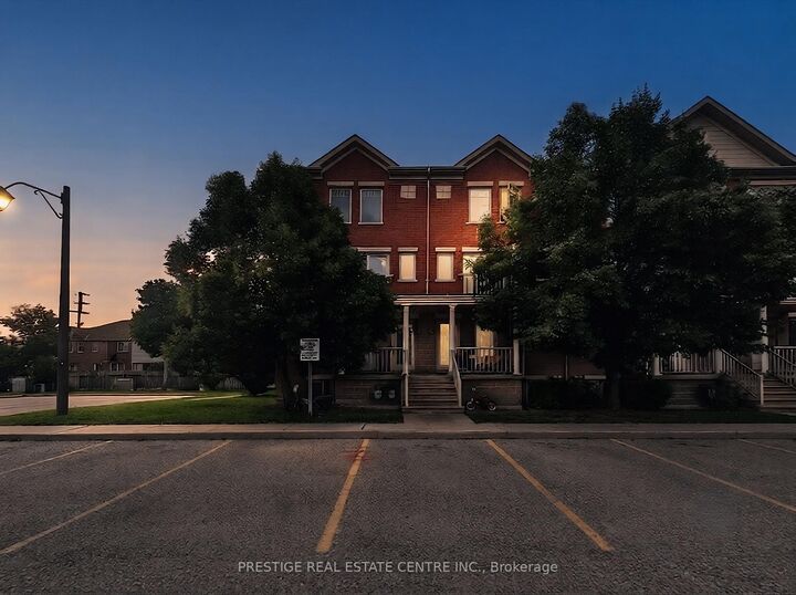 Property Photo:  5050 Intrepid Drive 31  ON L5M 0E5 