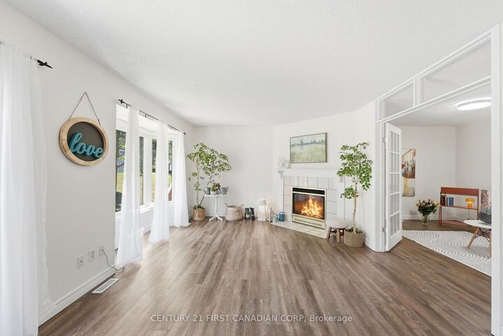1548 Richmond Street 10 — photo 1