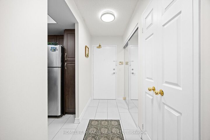 Property Photo: 325 Webb Drive 406 ON L5B 3Z9