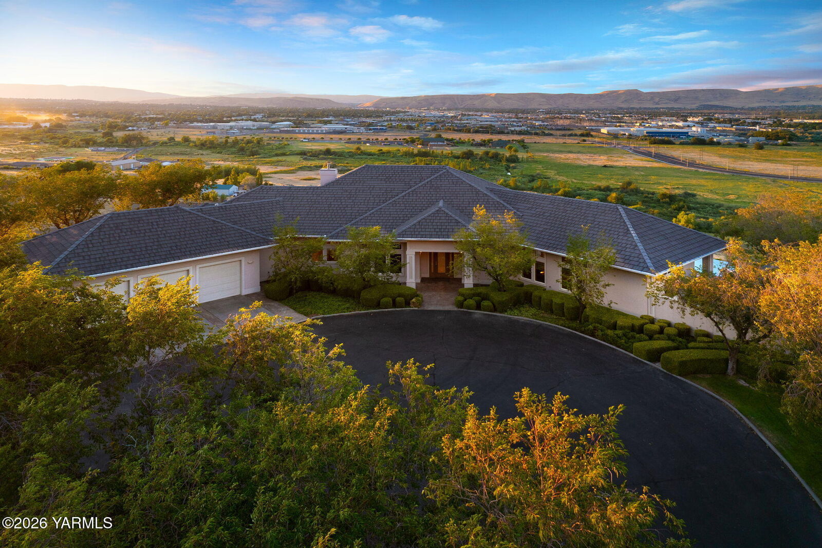 Property Photo:  24 Eagle Crest Dr  WA 98903 