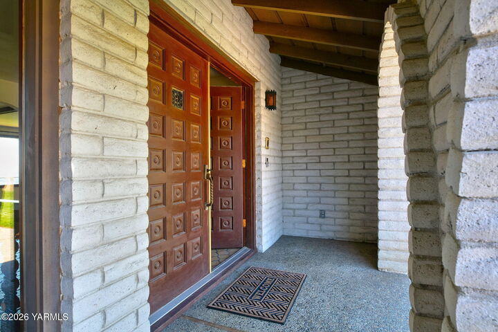 Property Photo: 708 Scenic Bluff Dr WA 98908