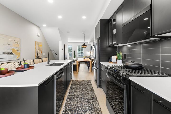 Property Photo:  2886 Montrose Avenue 3  BC V2S 0N7 